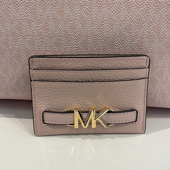 MICHAEL KORS
Reed Large Pebbled Leather Card Holder Case Wallet
POWDER BLUSH
NWT - Picture 11 of 16